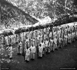 La Companyia d’Esquí a la placeta del xalet de La Molina per anar a fer pràctiques militars.