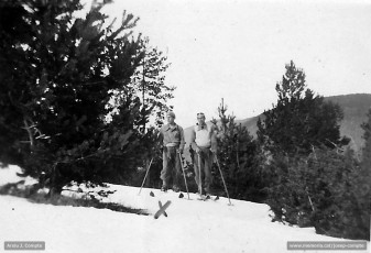 Josep Compte i Miquel Pujol, esquiant entre els boscos de La Molina.