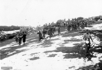 Els soldats de la Companyia d’Esquí, fets presoners per la FAI de la Cerdanya, recullen els bagatges.