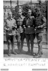Compte, primer per l’esquerra, amb un grup de catalans del Regiment América 23 a Pamplona.