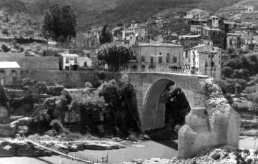 El pont gòtic sobre el Llobregat dinamitat el 24 de gener de 1939, un dia abans de l’entrada de l'exèrcit franquista. Observeu a la part inferior esquerra la construcció d’un pontet penjant arran l’aigua. (Arxiu David Blasco)