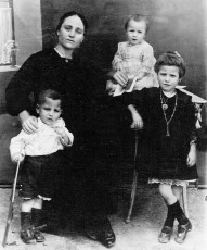 Rosa Grima amb tres dels seus fills. Drets: Gregorio i Petronila i al mig la petita Rosa García Grima. La fotografia es deuria fer pels voltants de 1922 a Mojácar. La quarta germana, Juana García Grima, naixeria el 1924. (Arxiu familiar de Rosa Bacardit García).