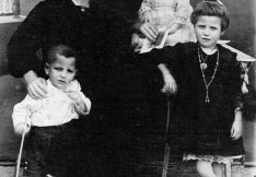 Rosa Grima amb tres dels seus fills. Drets: Gregorio i Petronila i al mig la petita Rosa García Grima. La fotografia es deuria fer pels voltants de 1922 a Mojácar. La quarta germana, Juana García Grima, naixeria el 1924. (Arxiu familiar de Rosa Bacardit García).